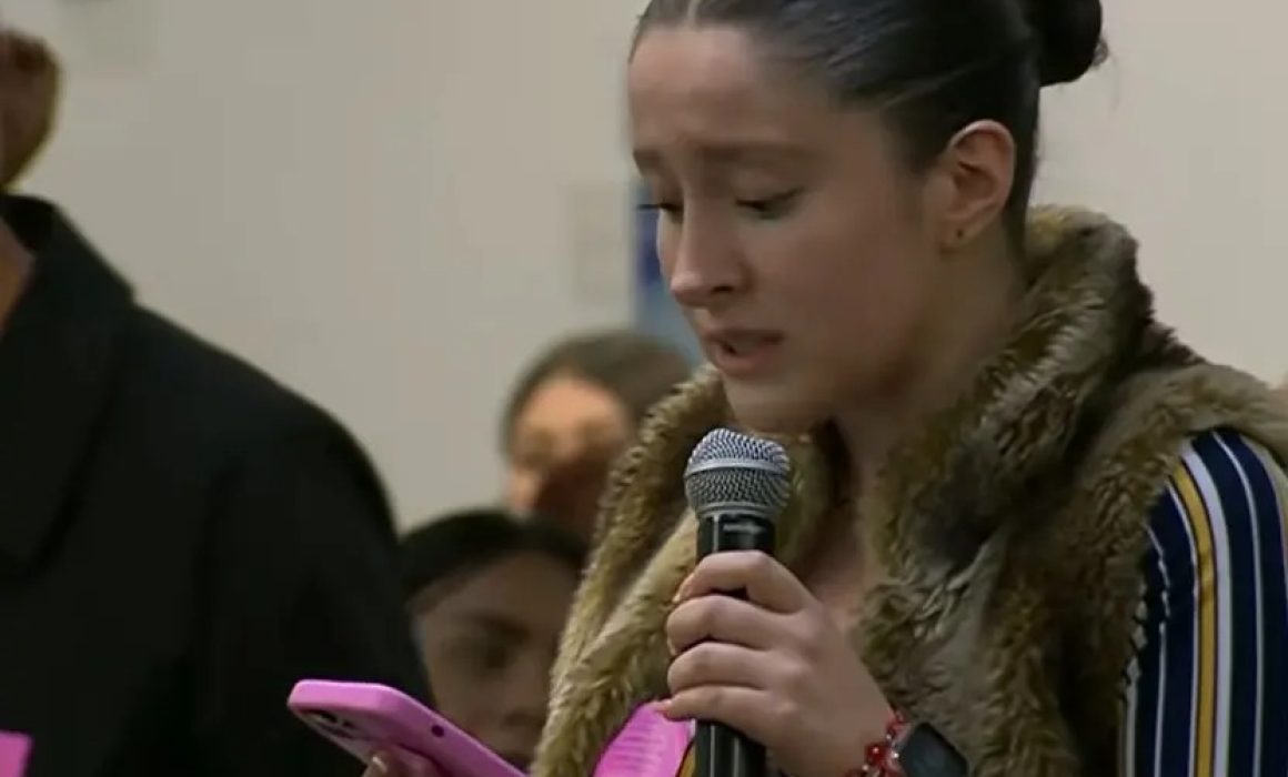 Denuncia estudiante que confrontó a Noroña ser víctima de acoso