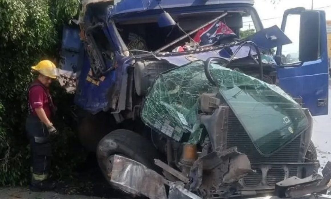 Derrama combustible camión accidentado en Tlalnepantla