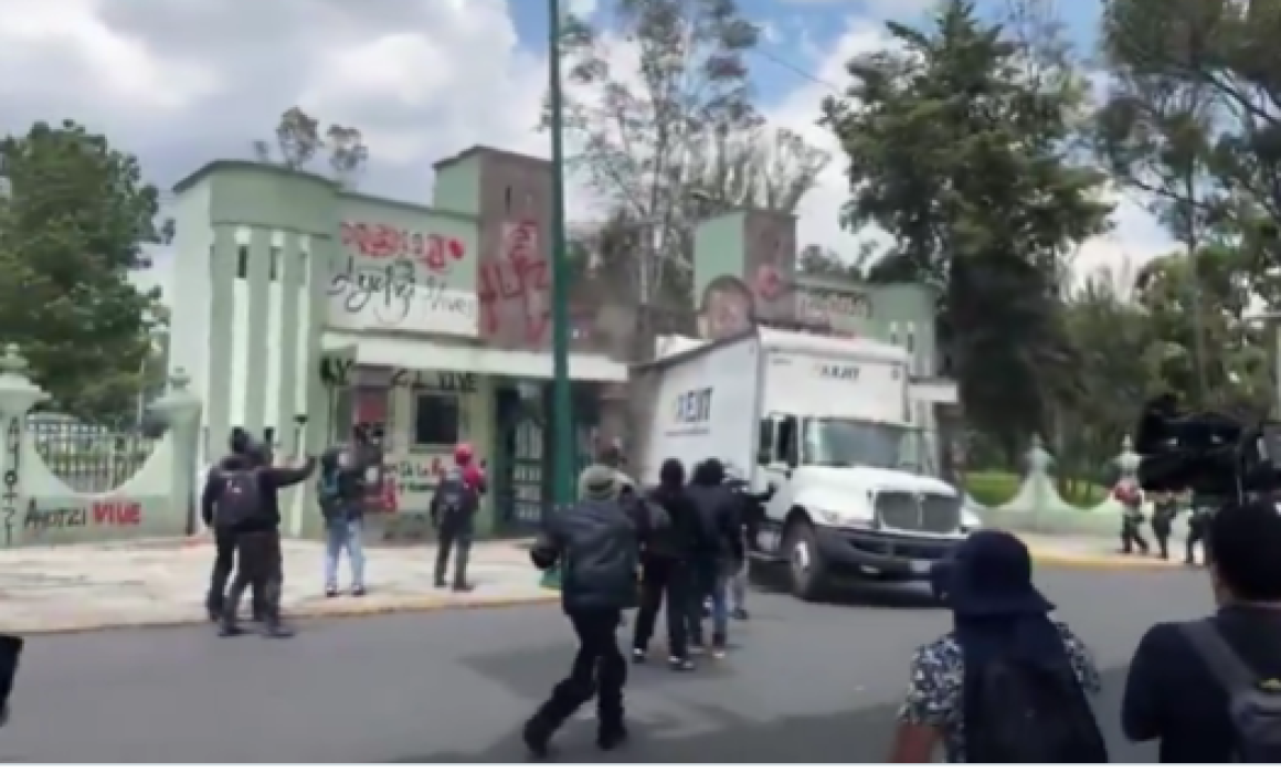 Derriban puerta en Campo Militar y prenden camión por Ayotzinapa