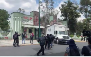 Derriban puerta en Campo Militar y prenden camión por Ayotzinapa