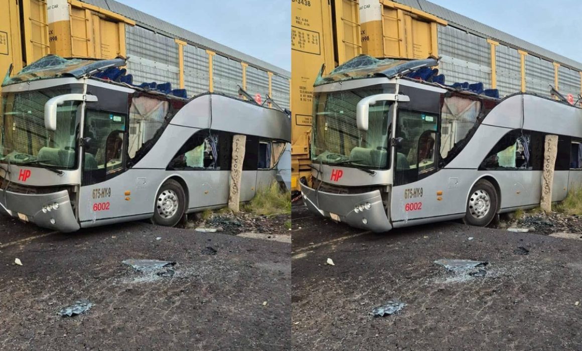 Embiste tren a autobús con pasajeros en Atlacomulco; hay 9 fallecidos