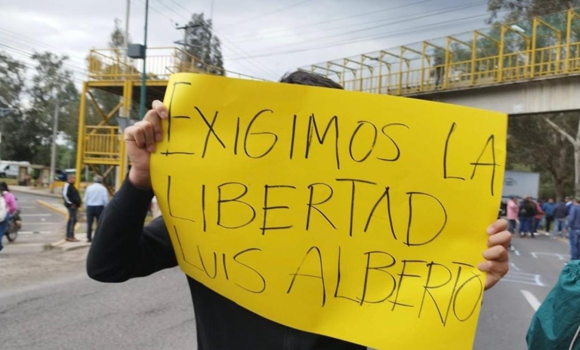 Exigen manifestantes de Atenco liberar a implicado en muerte de colombianos