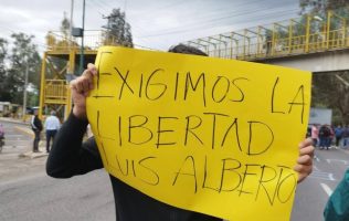 Exigen manifestantes de Atenco liberar a implicado en muerte de colombianos