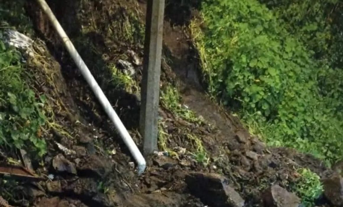 Exigen vecinos de Chimalhuacán atención urgente por deslave en cerro
