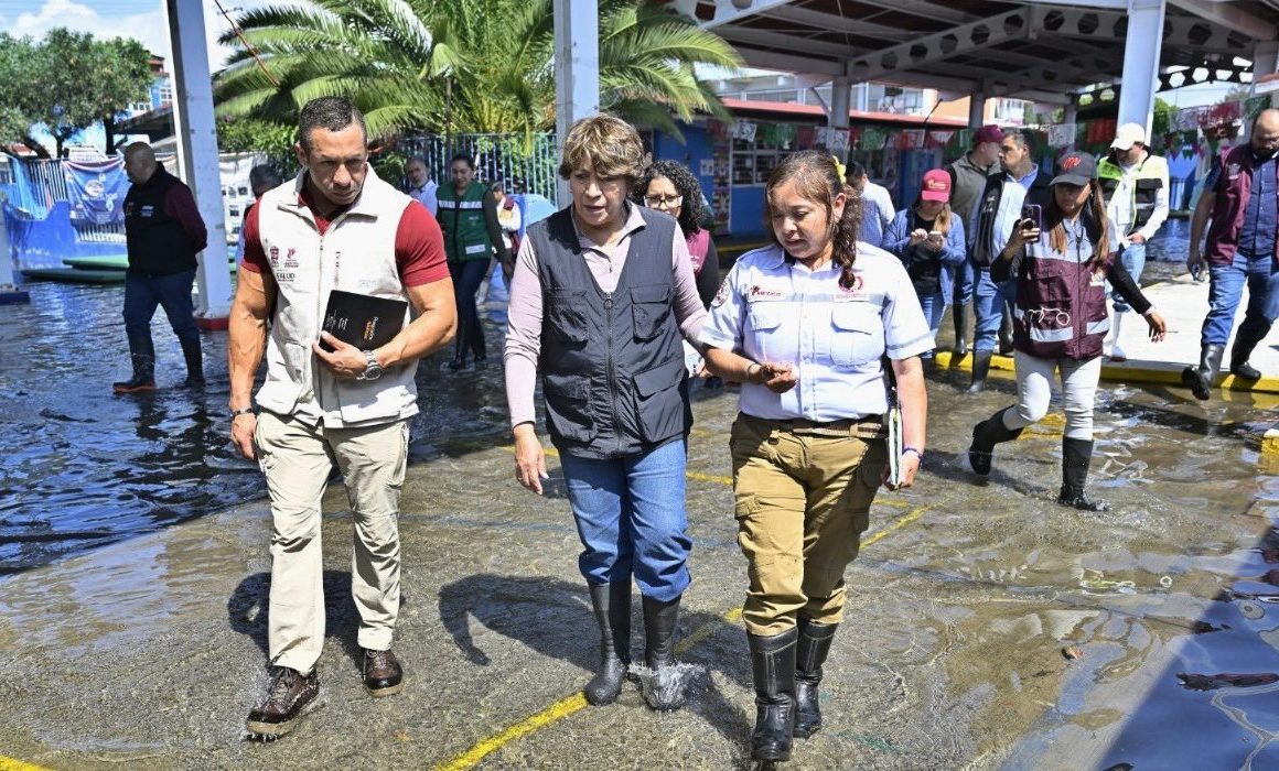 Extienden ayuda Claudia Sheinbaum y Delfina Gómez a 8 mil familias de Neza