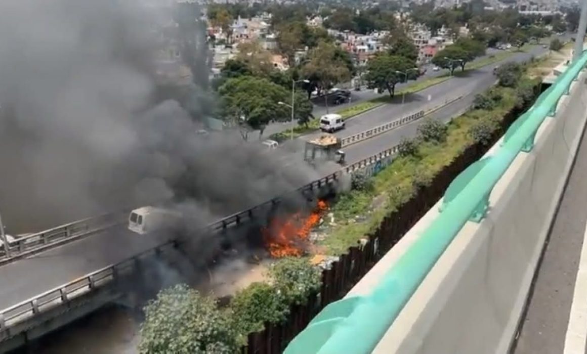 Fuerte incendio en los límites de Tlalnepantla y CDMX moviliza a cuerpos de emergencia