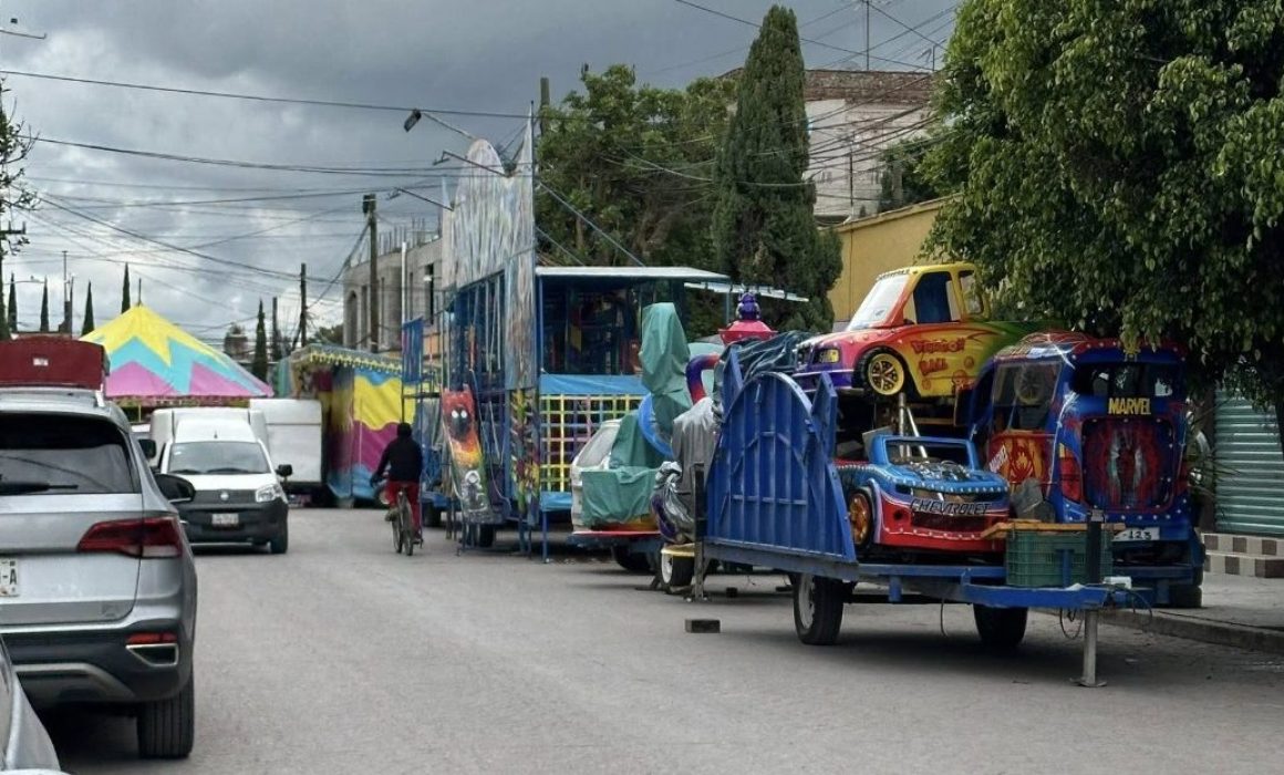 Instalan en Huehuetoca feria que obstruye vías secundarias y genera caos vial