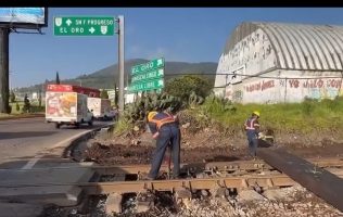 Instalan plumas en vías de tren que chocó con autobús en Atlacomulco