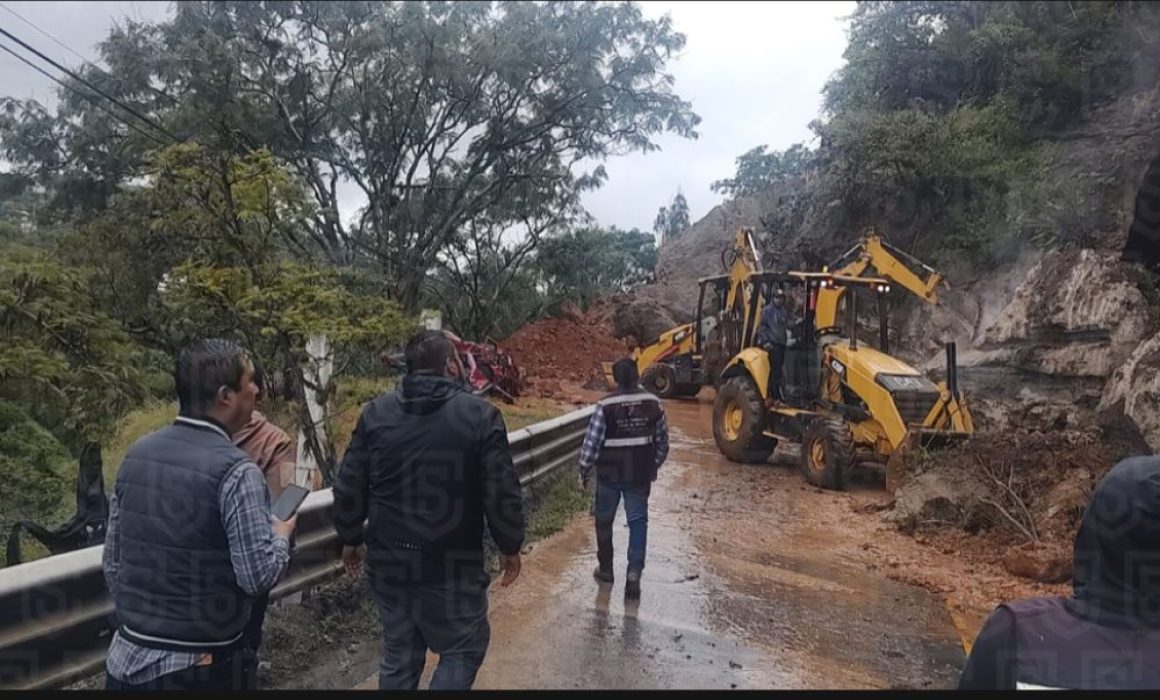 Mantiene Edomex el apoyo en deslaves de carretera en Ixtapan de la Sal