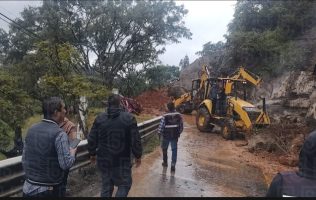 Mantiene Edomex el apoyo en deslaves de carretera en Ixtapan de la Sal