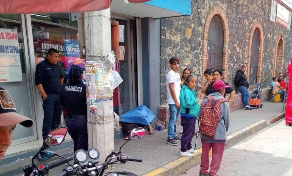 Muere hombre en Ixtapaluca tras atragantarse con chicharrón en plazuela