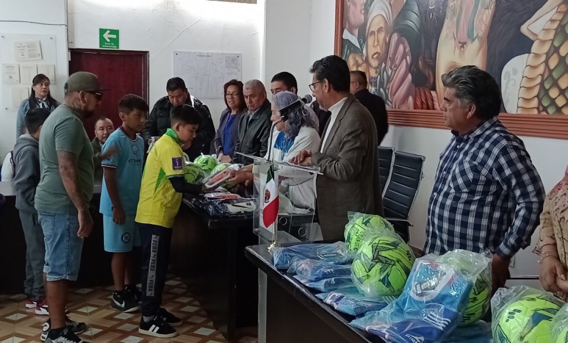 Obsequió uniformes de futbol el gobierno de Teoloyucan
