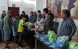 Obsequió uniformes de futbol el gobierno de Teoloyucan
