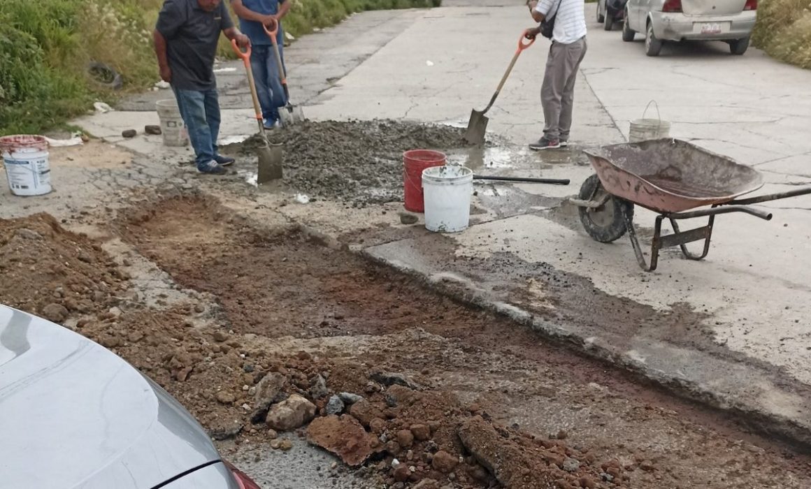 Pavimentan vecinos de San Juan Z calles sin apoyo del gobierno