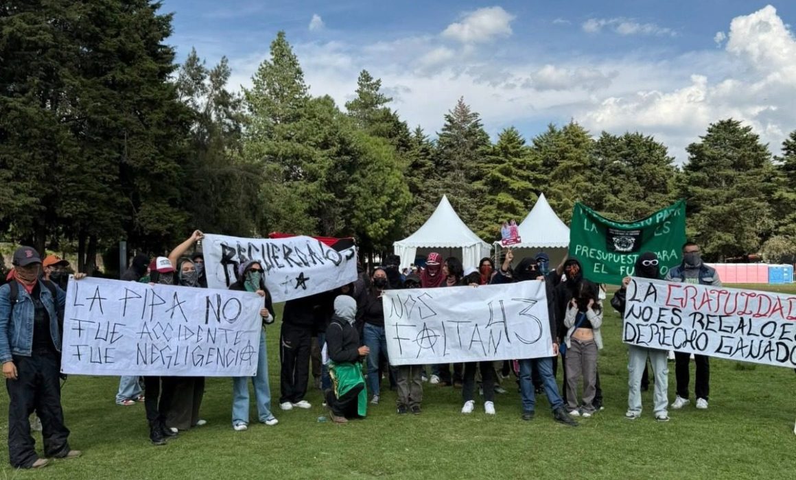Protestan estudiantes y colectivos durante informe de Claudia Sheinbaum