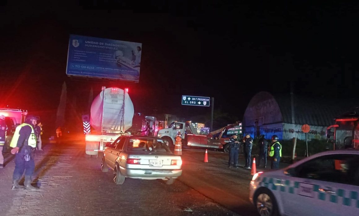 Reabren circulación en tramo donde tren y camión chocaron en Atlacomulco