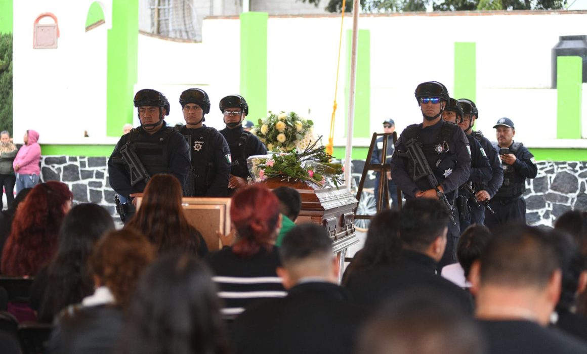 Realizan homenaje póstumo a policía caído en Temamatla