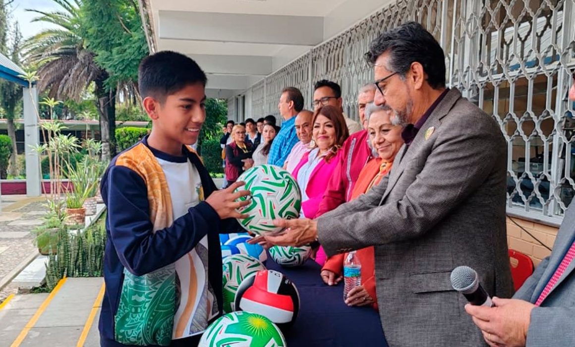 Recibe impulso deportivo secundaria de Teoloyucan con entrega de balones