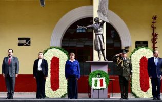 Rinde homenaje Delfina Gómez al Padre de la Patria en Toluca