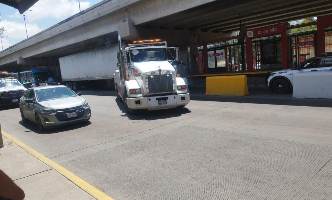 Se atora tráiler en carril del Mexibús en Coacalco; exigen sanciones