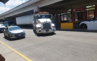 Se atora tráiler en carril del Mexibús en Coacalco; exigen sanciones