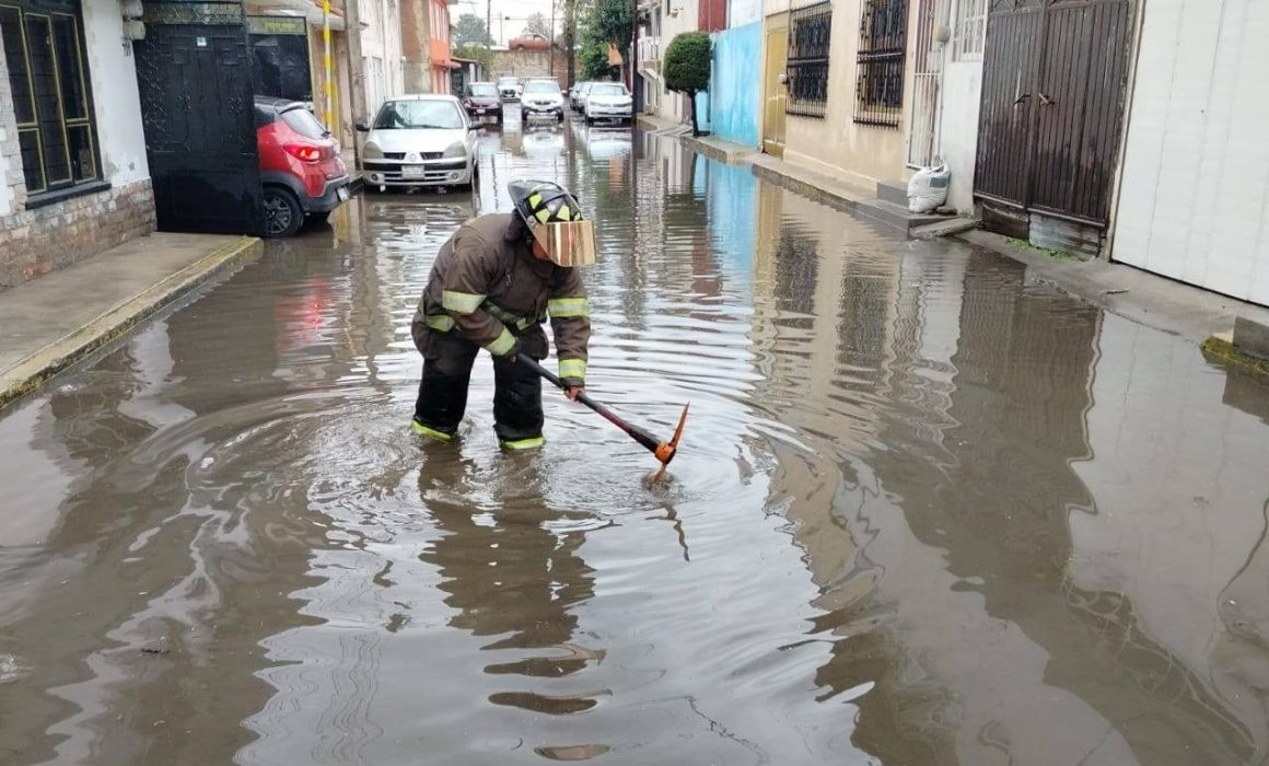 Se inundan calles y casas por tarde lluviosa en Toluca