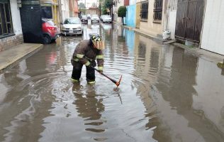 Se inundan calles y casas por tarde lluviosa en Toluca