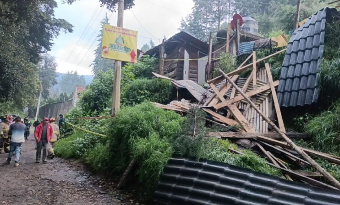 Sepulta casa derrumbe en Amecameca; mueren un padre y su hija