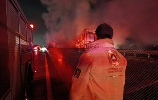 Sofoca incendio Protección Civil de Teoloyucan de tráiler en el Mexiquense