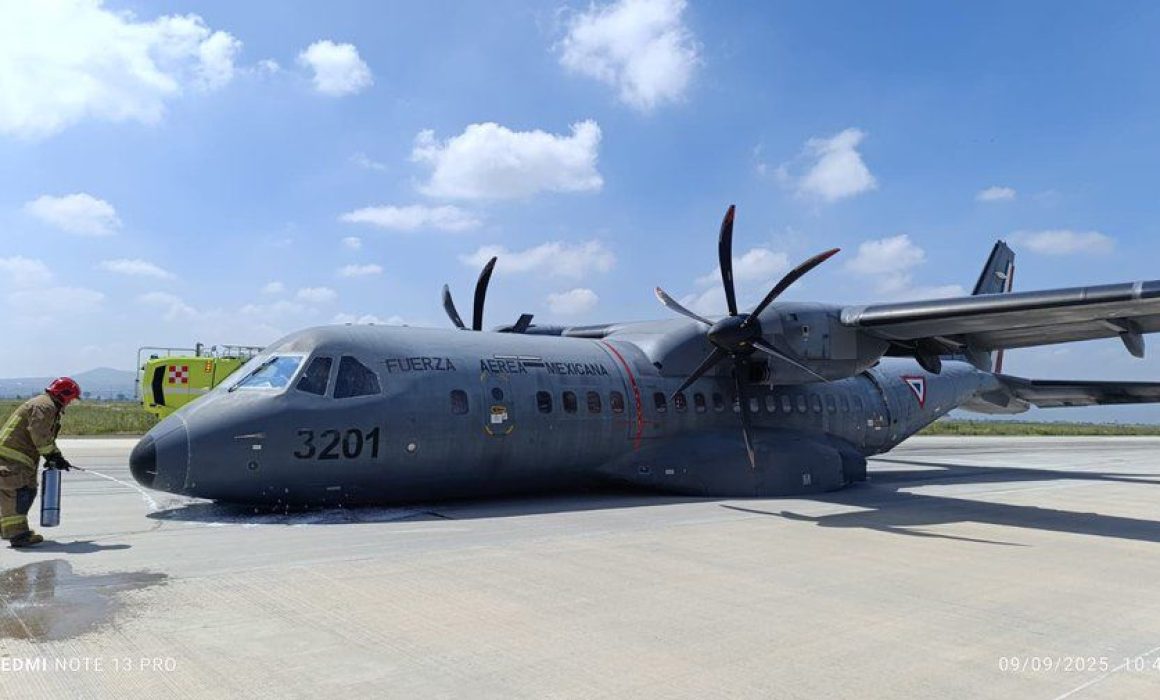 Sufre percance avión de la Fuerza Aérea en AIFA