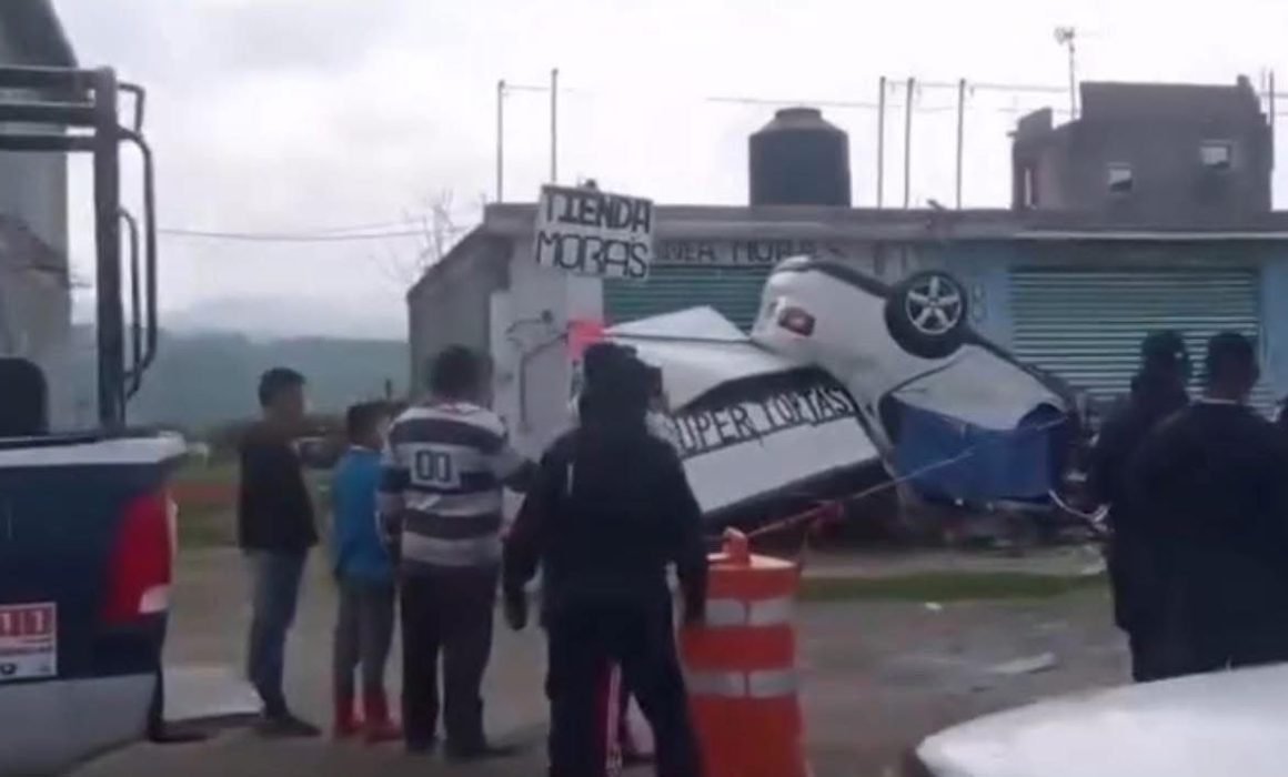 Vuelca auto en la Carretera Villa Victoria-El Oro