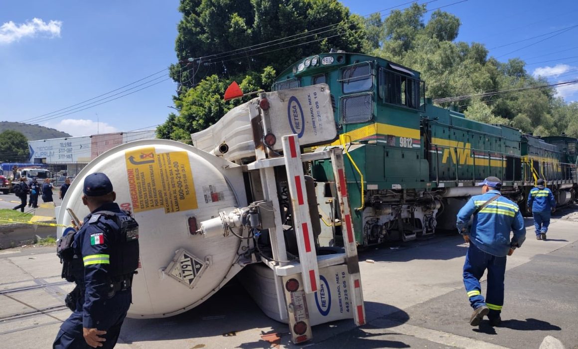 Vuelca pipa vacía de hipoclorito en Ecatepec al ser impactada por tren