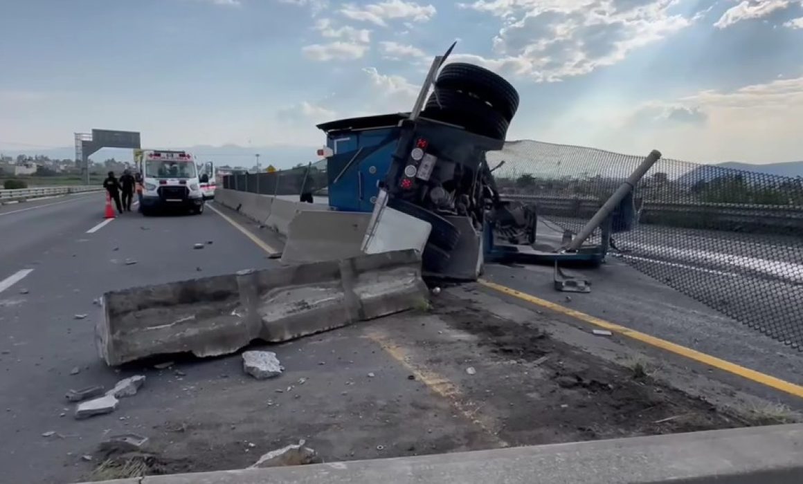 Vuelca tractocamión en Circuito Exterior Mexiquense; dos lesionados