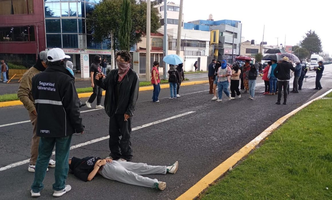 Vuelven a cerrar estudiantes de Humanidades de la UAEMéx Tollocan