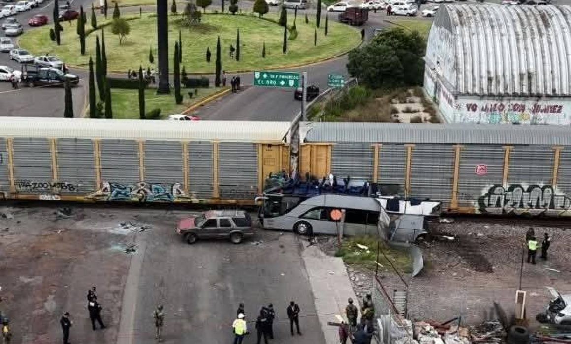 Ya son 10 los fallecidos por choque de tren con autobús en Atlacomulco