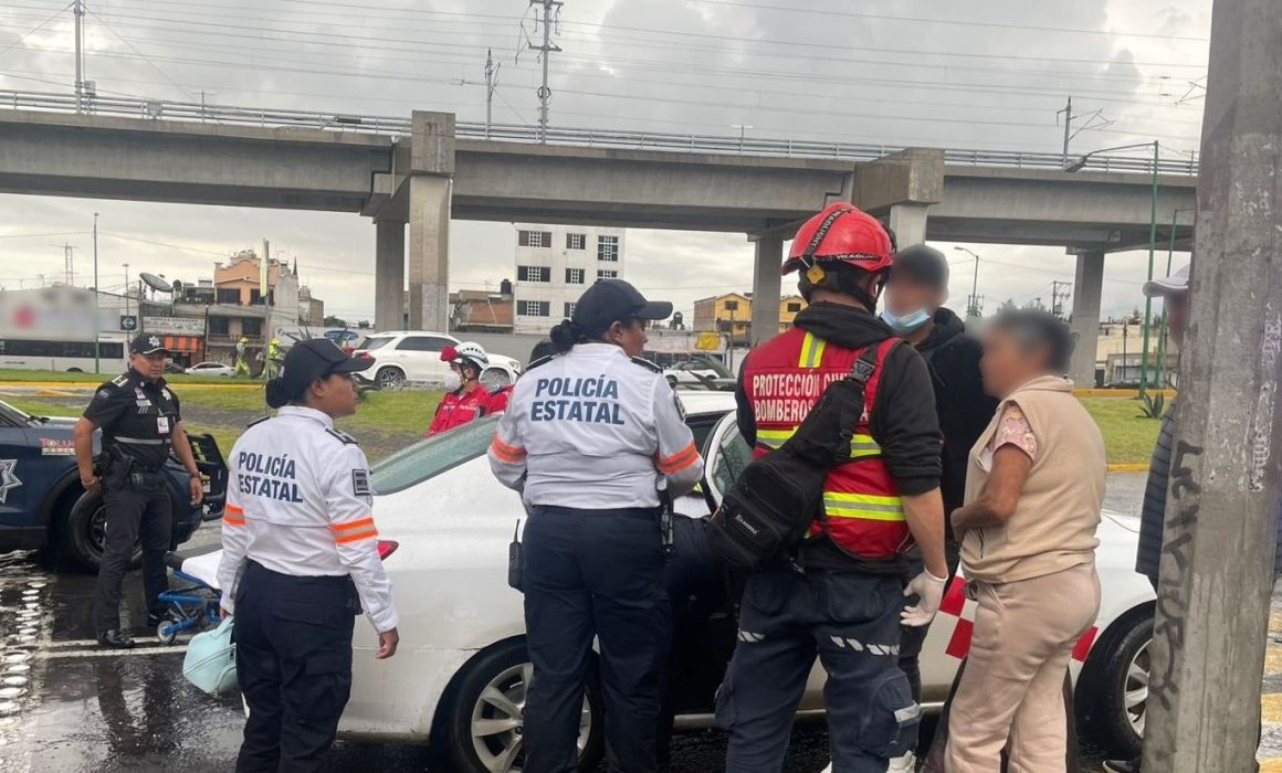 Auxilia policía en parto dentro de un taxi y recibe a bebé en Toluca
