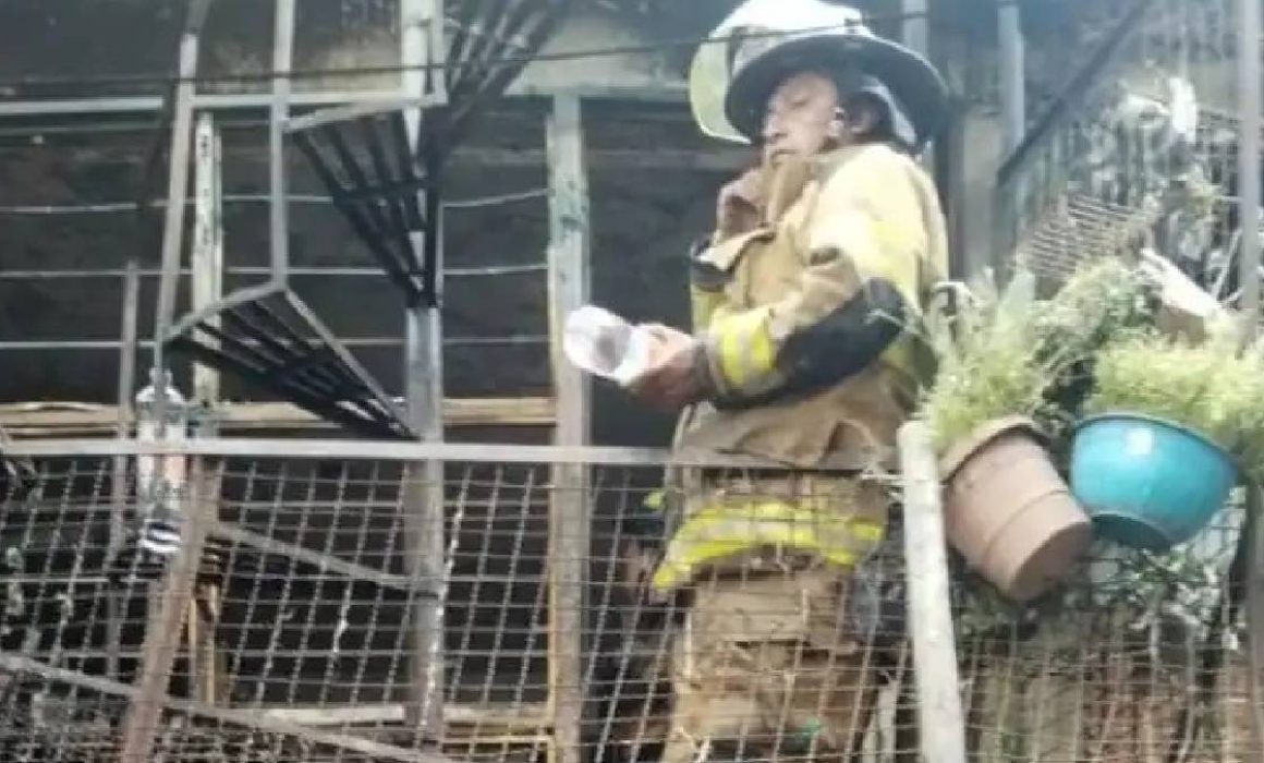 Salvan policías a abuelito discapacitado de incendio en Ecatepec