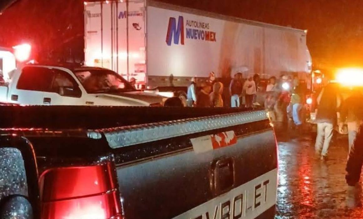 Se lleva tráiler dos camionetas en la Toluca-Atlacomulco; hay 8 heridos