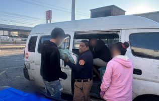 Ayudan policías a mujer a dar a luz en transporte público en Ecatepec