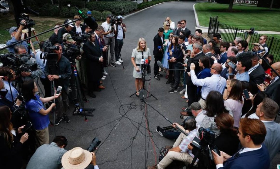 Afirma Leavitt que no hay planes de redadas de ICE en el Super Bowl