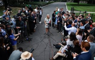 Afirma Leavitt que no hay planes de redadas de ICE en el Super Bowl
