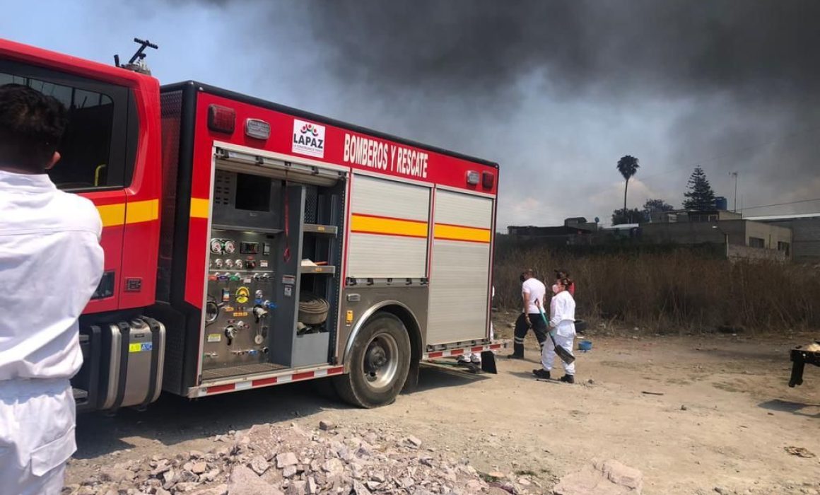 Amenaza fuerte incendio gasolinería en Los Reyes La Paz