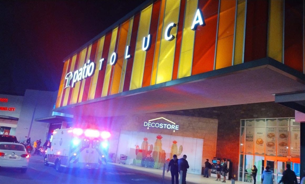Apoyan en parto paramédicos de PC en plaza de Toluca