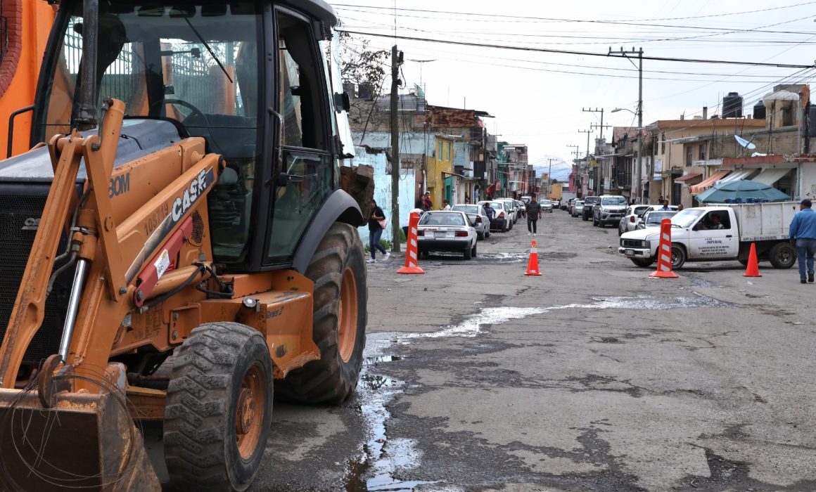 Arrancan autoridades de Toluca obra de pavimentación en Cacalomacán