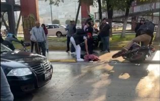 Arrollan brutalmente a mujer en la López Portillo