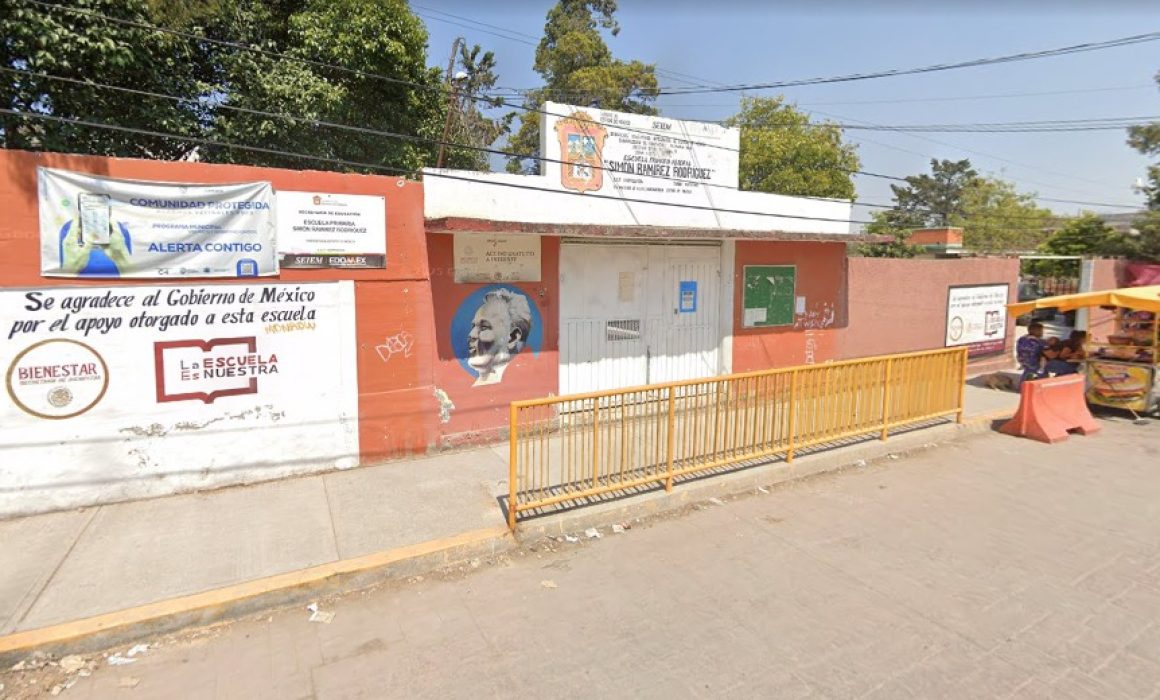 Atacan y matan perros a una mujer dentro de una escuela en Huehuetoca