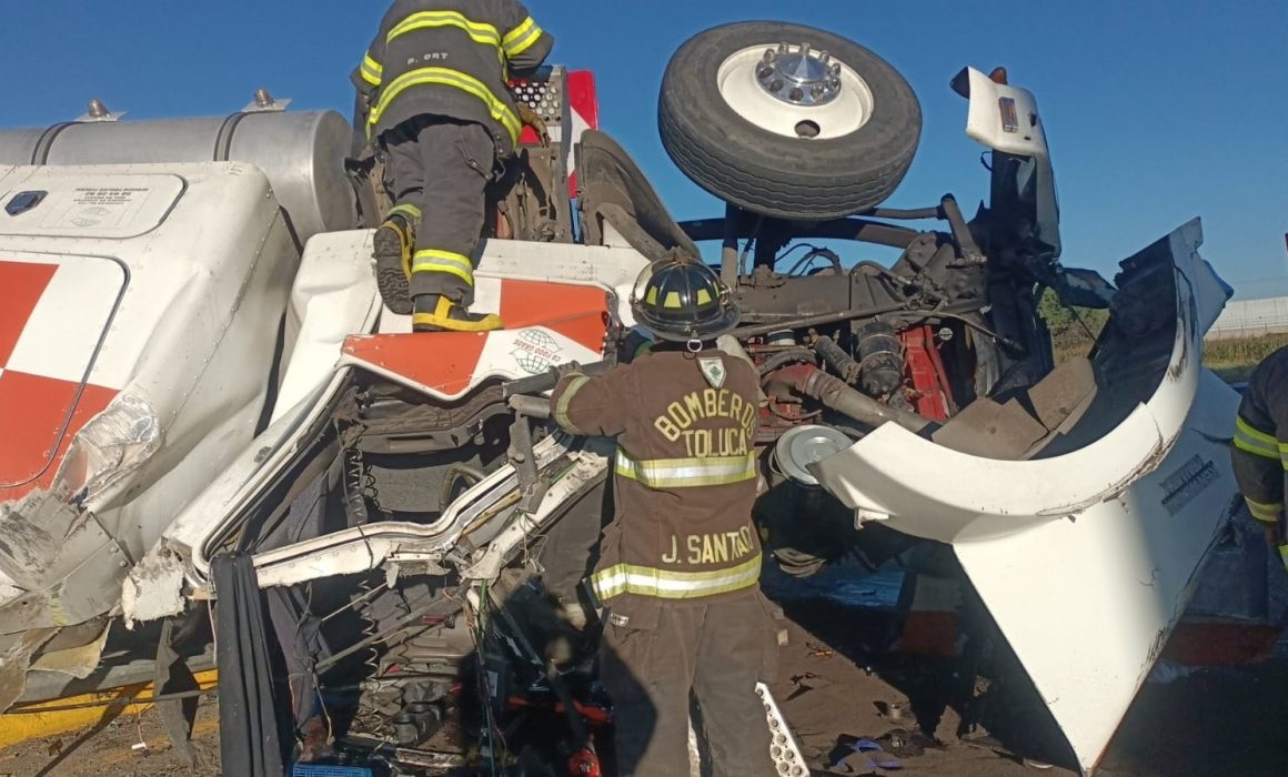 Atienden autoridades de Toluca volcadura de pipa en bulevar Aeropuerto