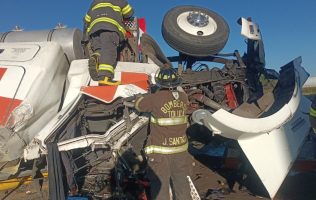 Atienden autoridades de Toluca volcadura de pipa en bulevar Aeropuerto