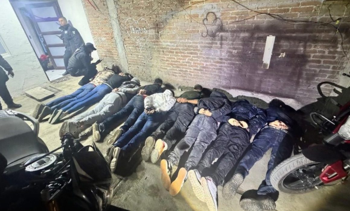 Atrapan a diez miembros de banda de robacoches tras balacera en Toluca