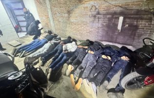 Atrapan a diez miembros de banda de robacoches tras balacera en Toluca